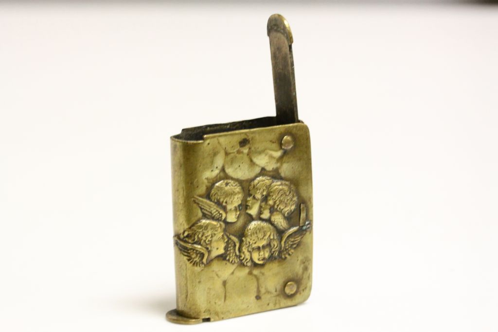 Double ended Brass Vesta with Winged Cherubs design, measures approx 4.5 x 3.5 x 1cm - Image 2 of 3