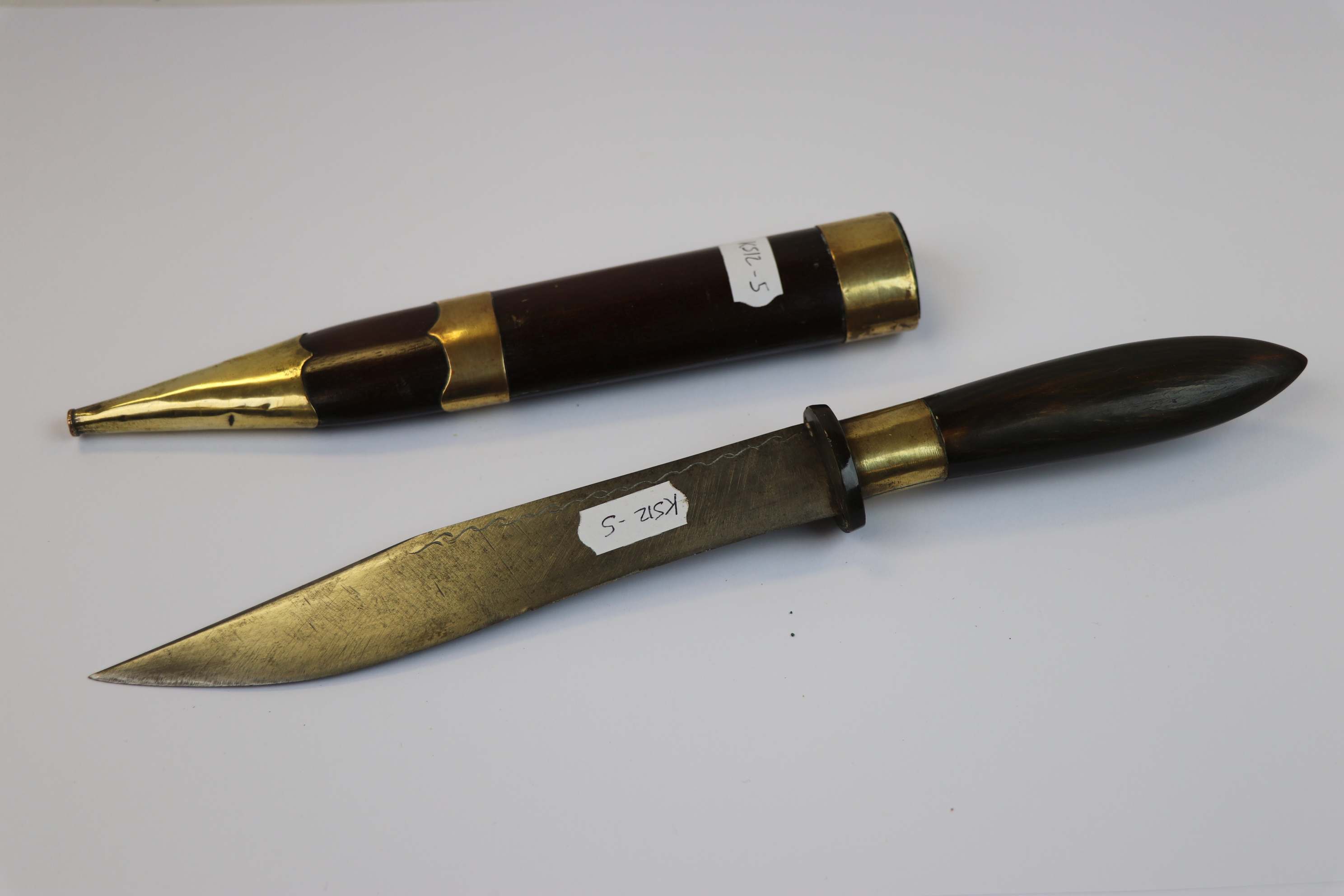 A Vintage Malayan Dagger With Wood And Brass Sheath. - Image 2 of 3