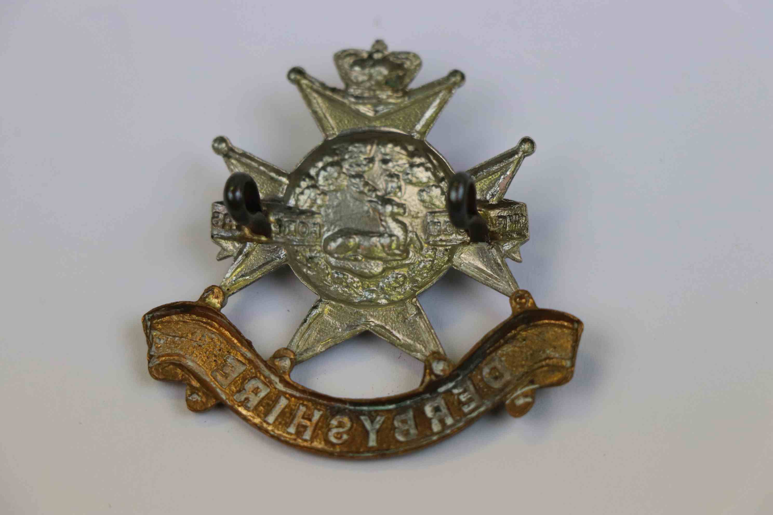 A Victorian Sherwood Foreseters Derbyshire Regiment Cap Badge. - Image 5 of 5