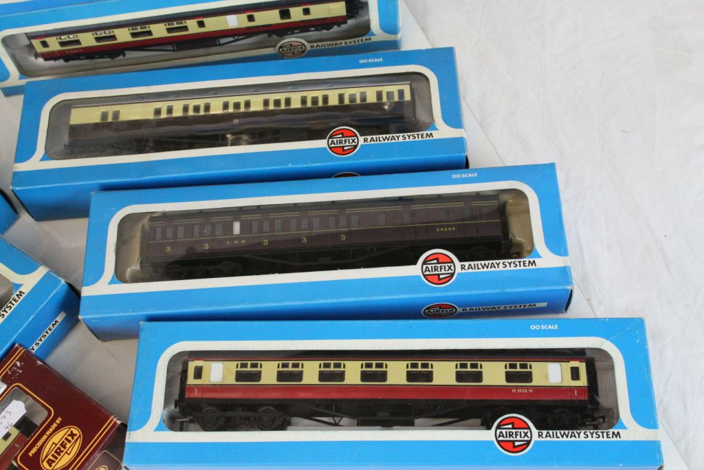 12 Boxed Airfix rolling stock, all coaches, to include 542500 x 5, 542050 x 2, 542568, 542513 x 2, - Image 3 of 5