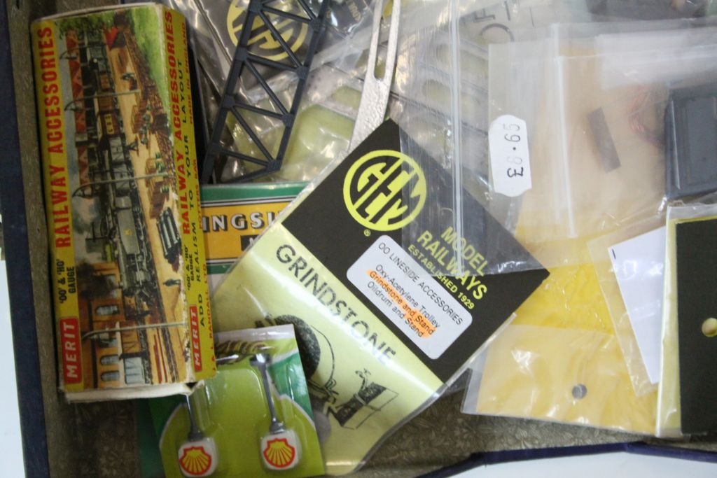 Group of OO & N gauge white metal kits and accessories to include GEM, Peco etc - Image 4 of 5