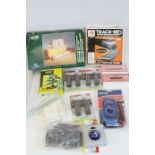 Quantity of OO & N gauge model railway accessories to include 2 x boxed N gauge Langley Miniature