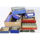 Large collection of Hornby Dublo accessories, mainly boxed, to include 5005 Engine Shed (2 Road), D1