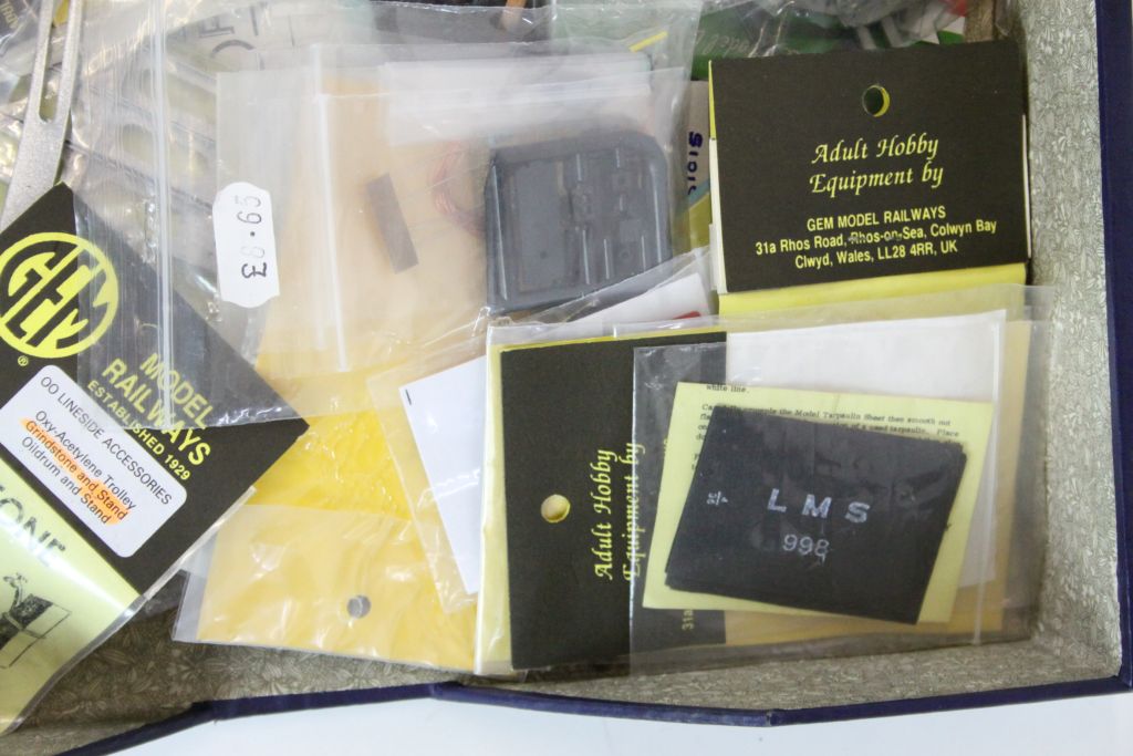 Group of OO & N gauge white metal kits and accessories to include GEM, Peco etc - Image 3 of 5