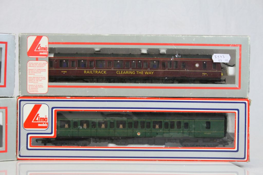 Boxed Lima OO gauge Super Sprinter DMU set (Class 156 205052A4, 205051A1 & 52443) plus 2 x Lima - Image 4 of 4