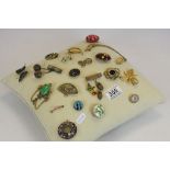 A collection of approx 21 vintage brooches.