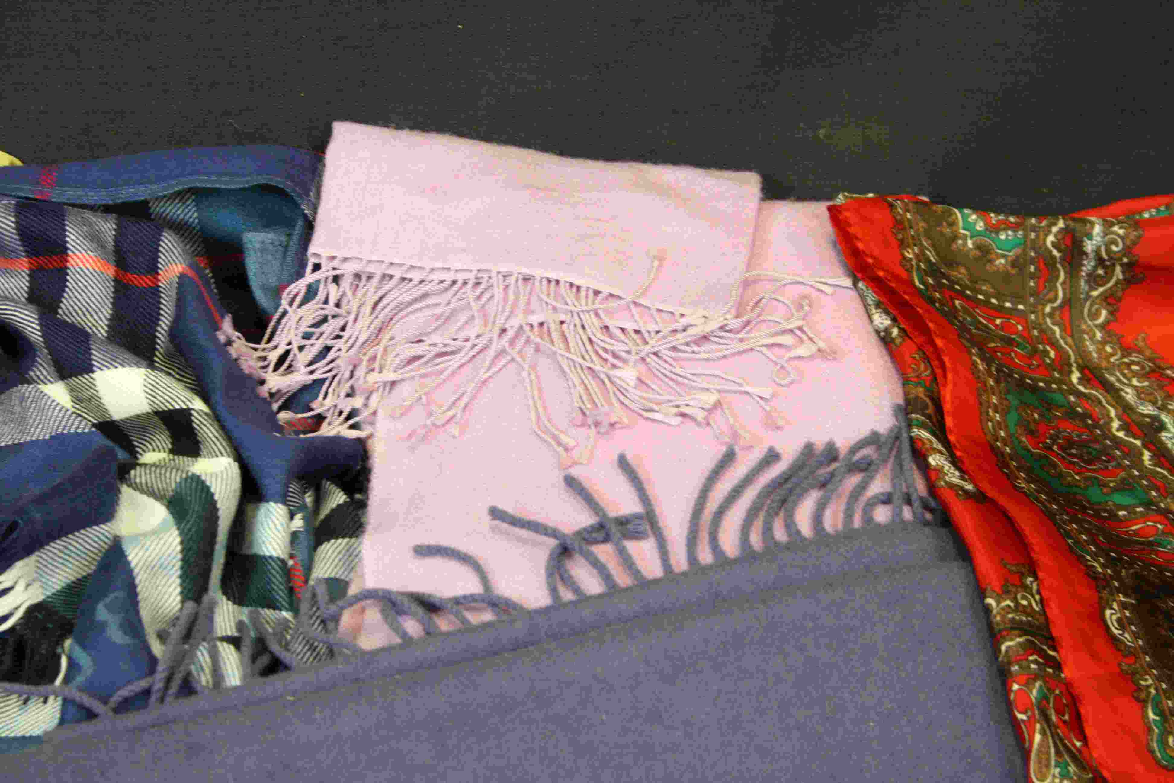 A collection of ladies scarfs. - Image 4 of 7