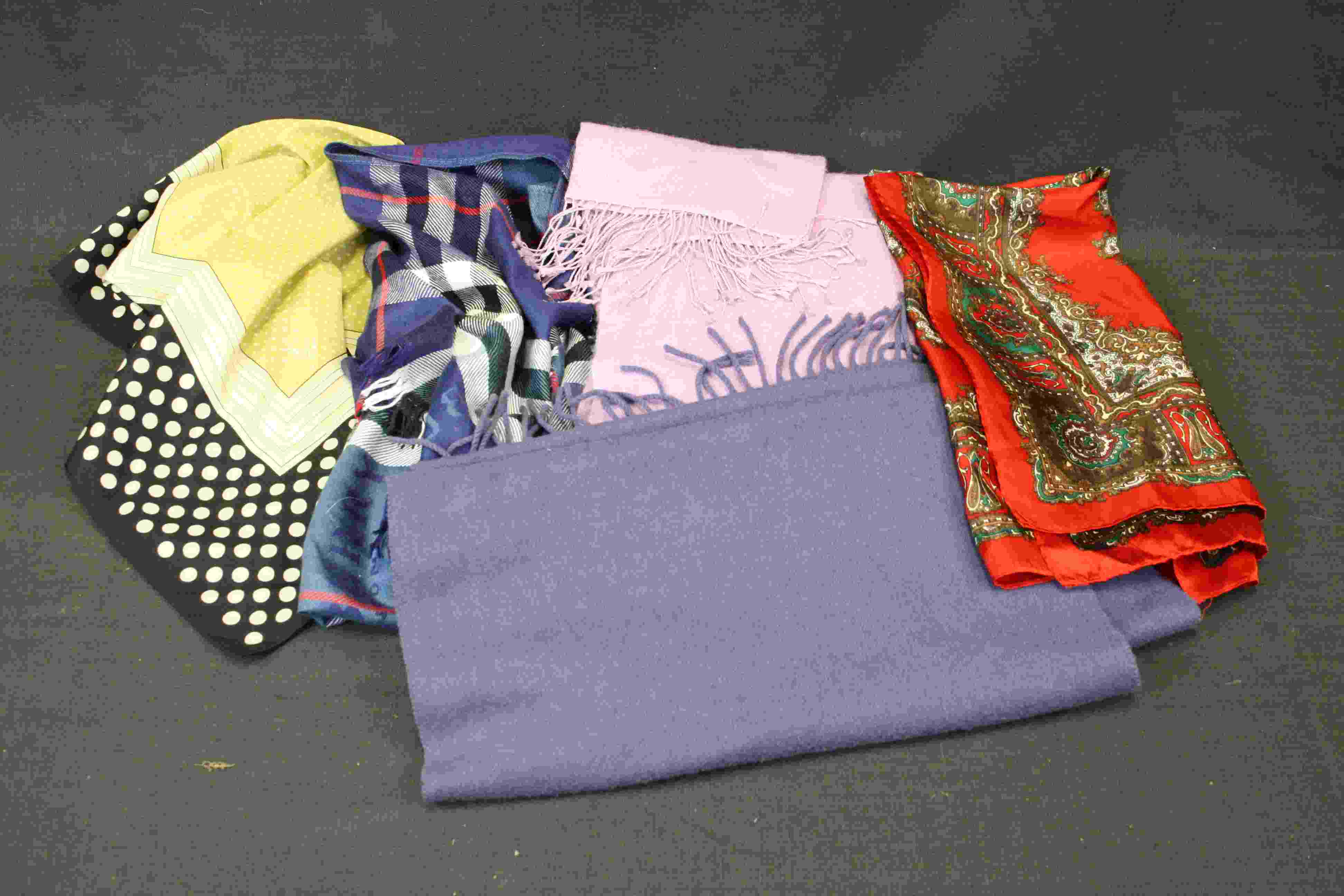 A collection of ladies scarfs. - Image 2 of 7