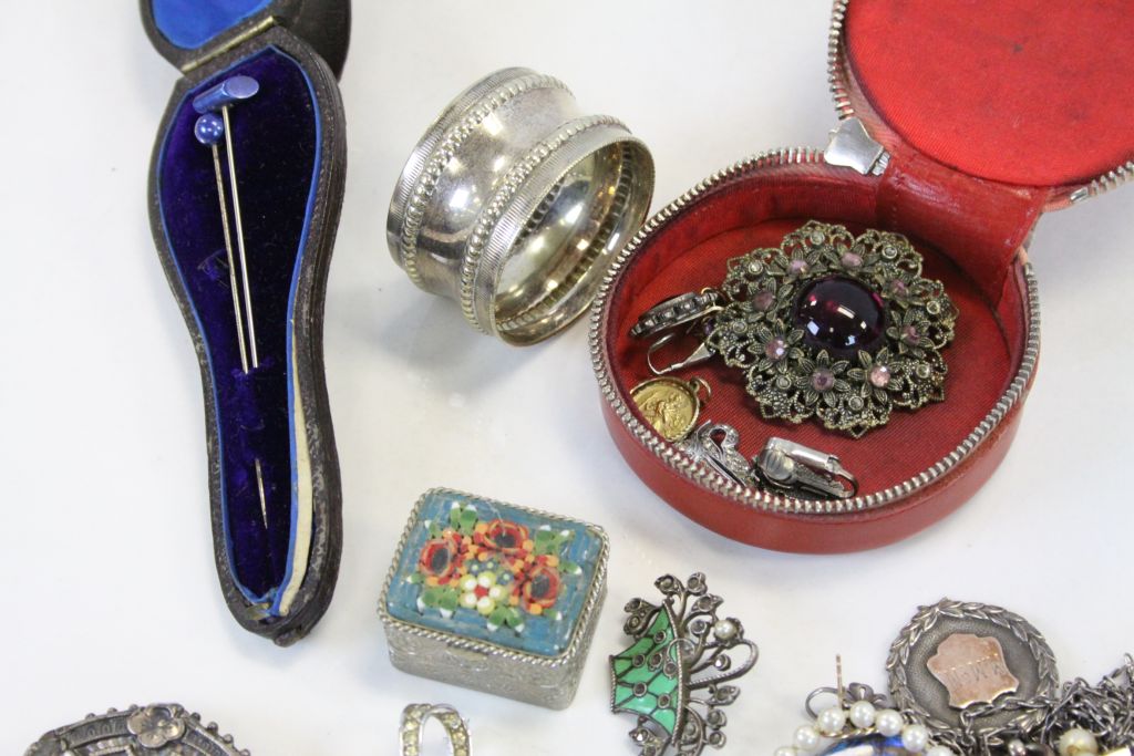 A mixed collection of jewellery to include a quantity of silver items, to also include a 9ct gold - Image 5 of 5