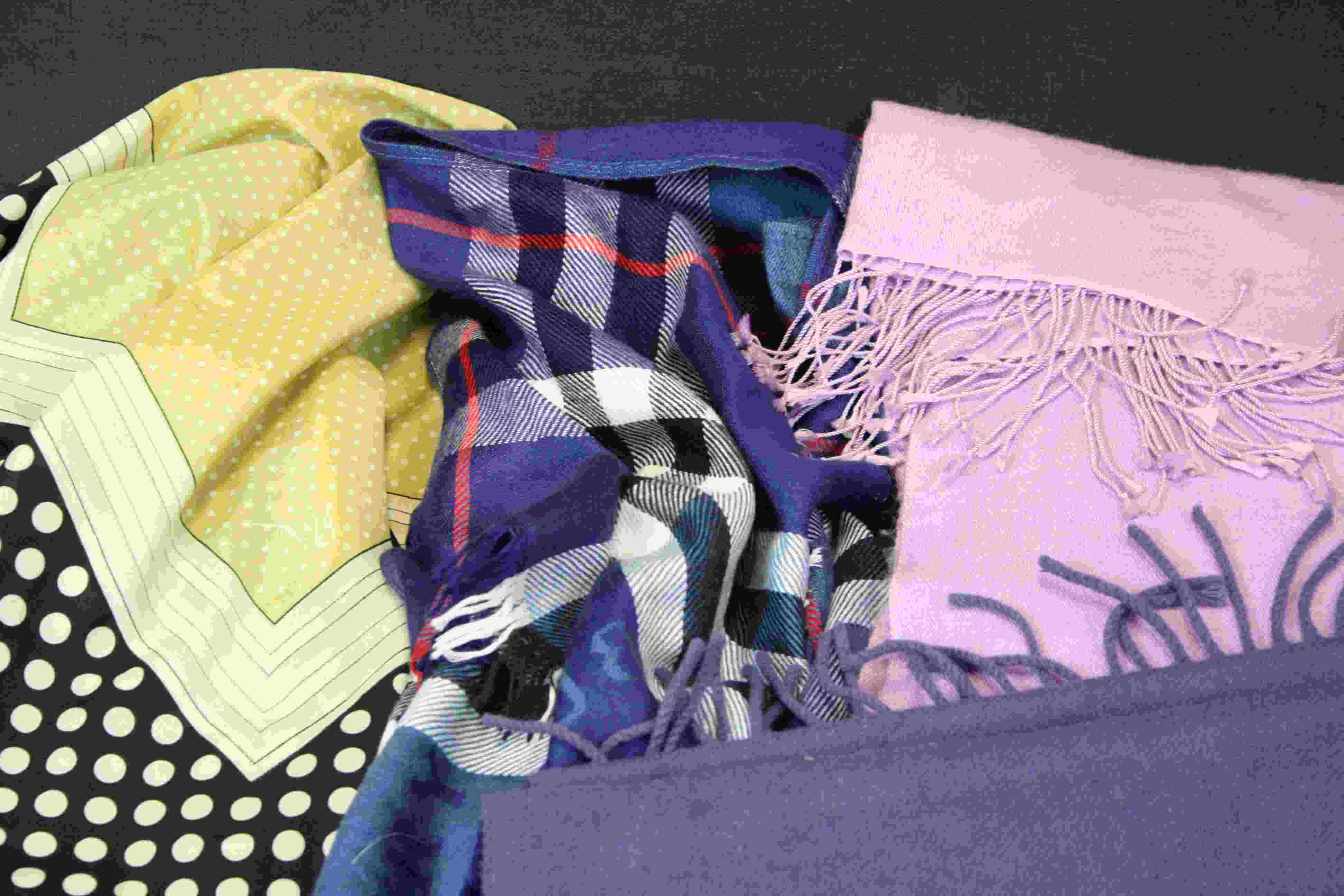 A collection of ladies scarfs. - Image 5 of 7