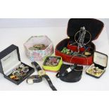 A tray of mixed collectables to include coins, watches & jewellery to include silver.