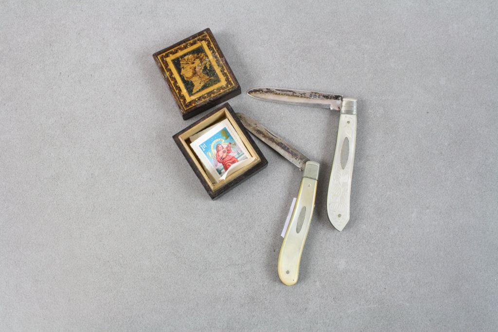 Two silver bladed fruit knives with mother of pearl handles and a Tunbridgeware stamp box. - Image 2 of 3
