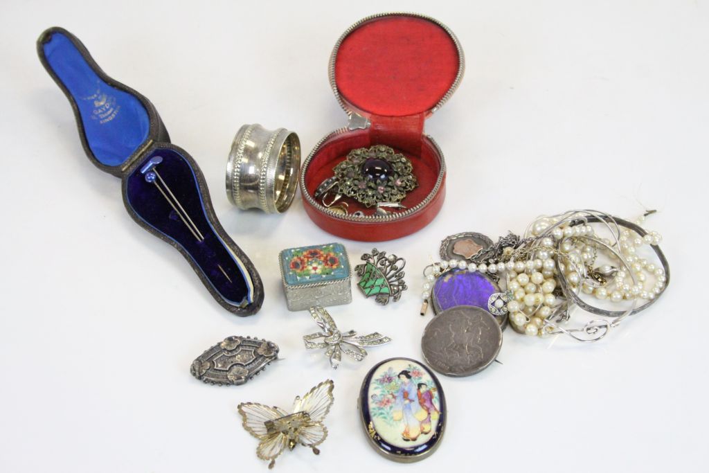 A mixed collection of jewellery to include a quantity of silver items, to also include a 9ct gold