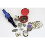 A mixed collection of jewellery to include a quantity of silver items, to also include a 9ct gold