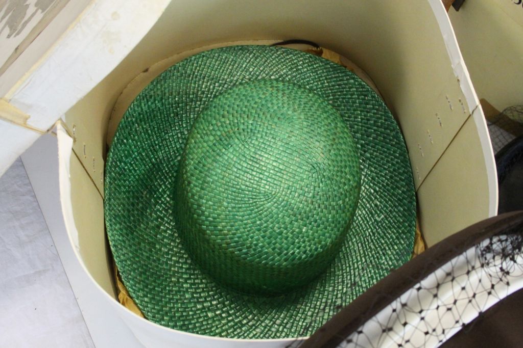 A quantity of ladies hats cpontained to two hat boxes. - Image 4 of 4