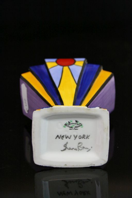 Brian Wood Art Deco design Vase "New York" pattern and signed by the decorator, stands approx 11cm - Image 5 of 5