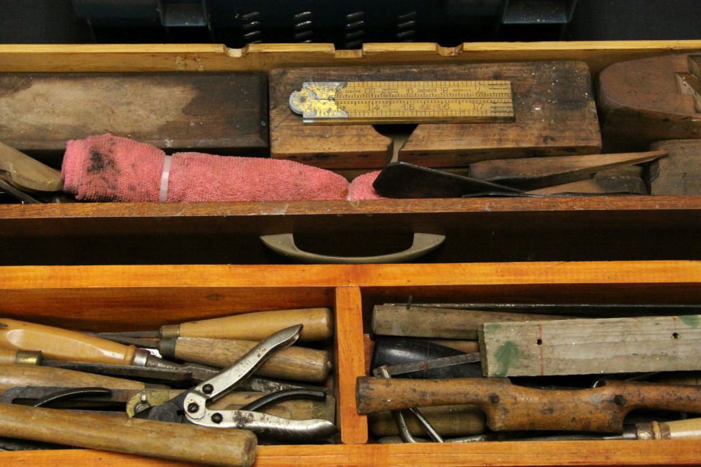 Large vintage wooden toolbox with two drawers of vintage tools to include chisels, planes, Rabone m - Image 5 of 10