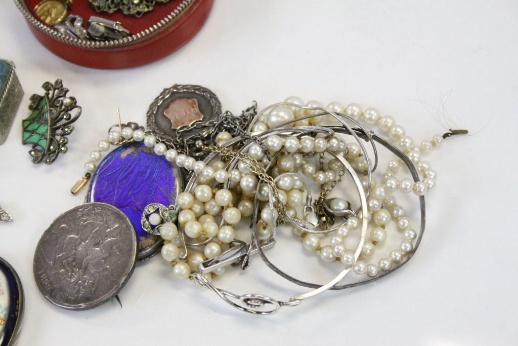 A mixed collection of jewellery to include a quantity of silver items, to also include a 9ct gold - Image 4 of 5