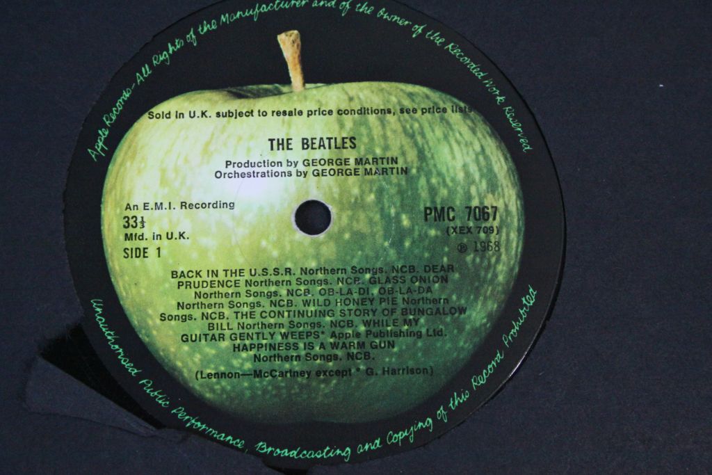 Vinyl - The Beatles - White Album (PMC 7067/8) low No. 0022920, with one poster and black inners. - Image 7 of 7