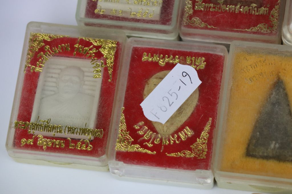 21 Boxed Thai Buddhist Amulets to include a large example - Image 10 of 14