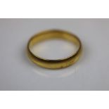 22ct yellow gold wedding band, band width approximately 4mm, ring size P