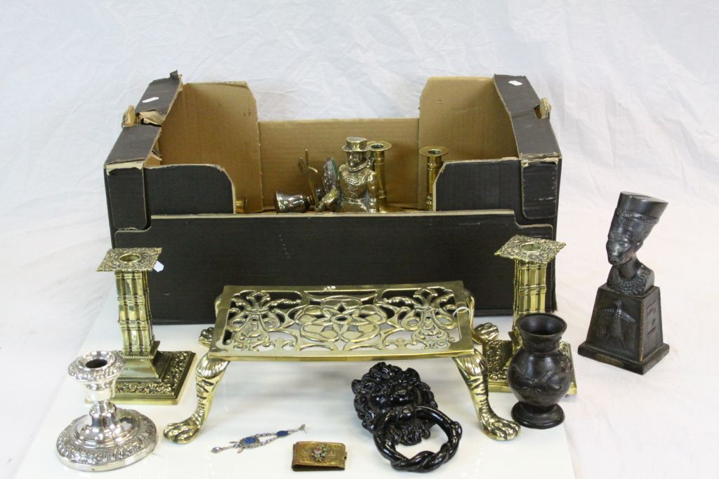Collection of mixed metalware, to include brass candlesticks, silver plated candlesticks, oriental