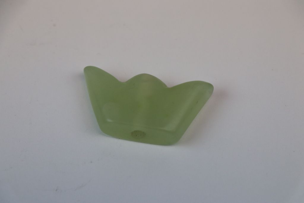 19th Century Chinese "Crown" shaped Jade toggle, approx 3.5cm across - Image 3 of 3