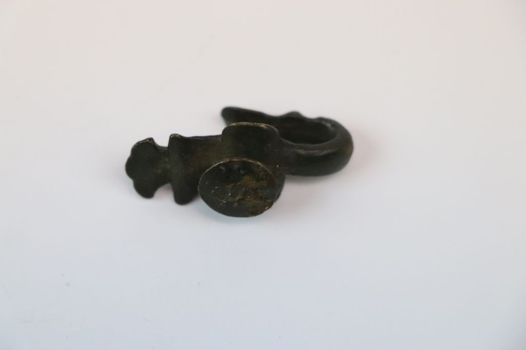 Ancient Bronze Bird toggle reputedly Chinese Ordos Culture (500BC - 100AD), measures approx 5 x 3cm - Image 4 of 4