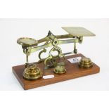 Brass set of postal letter scales with weights and on a wooden base, approx. 18.5 cm x 9cm and