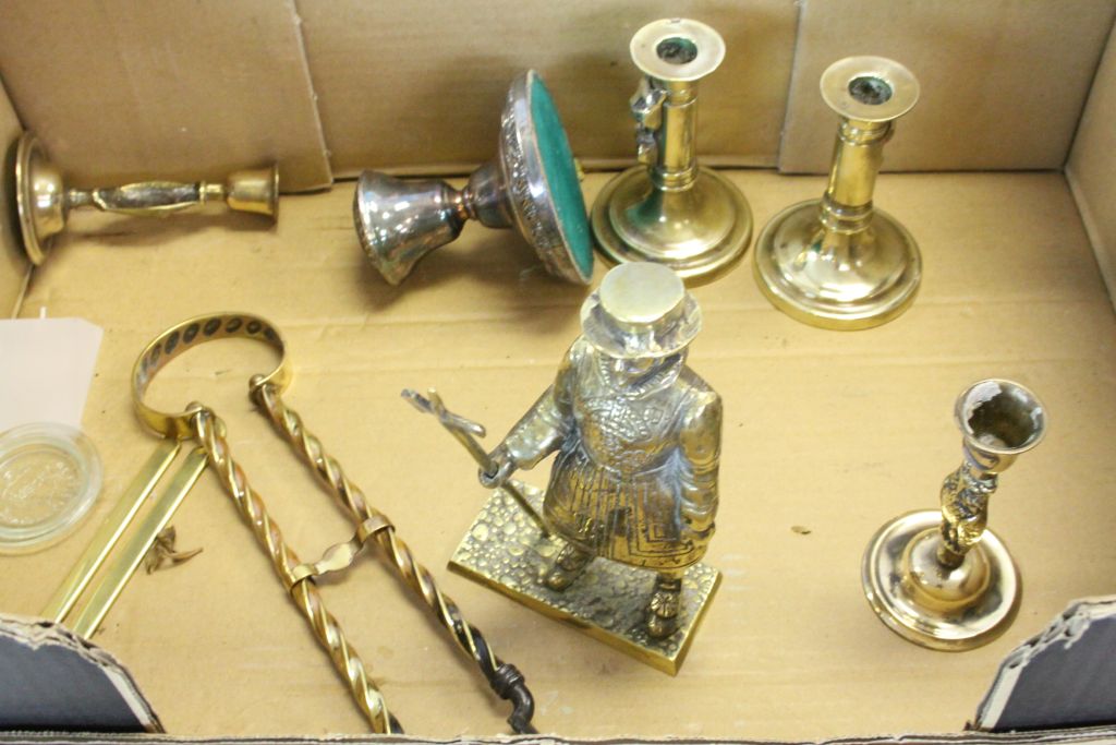 Collection of mixed metalware, to include brass candlesticks, silver plated candlesticks, oriental - Image 6 of 6