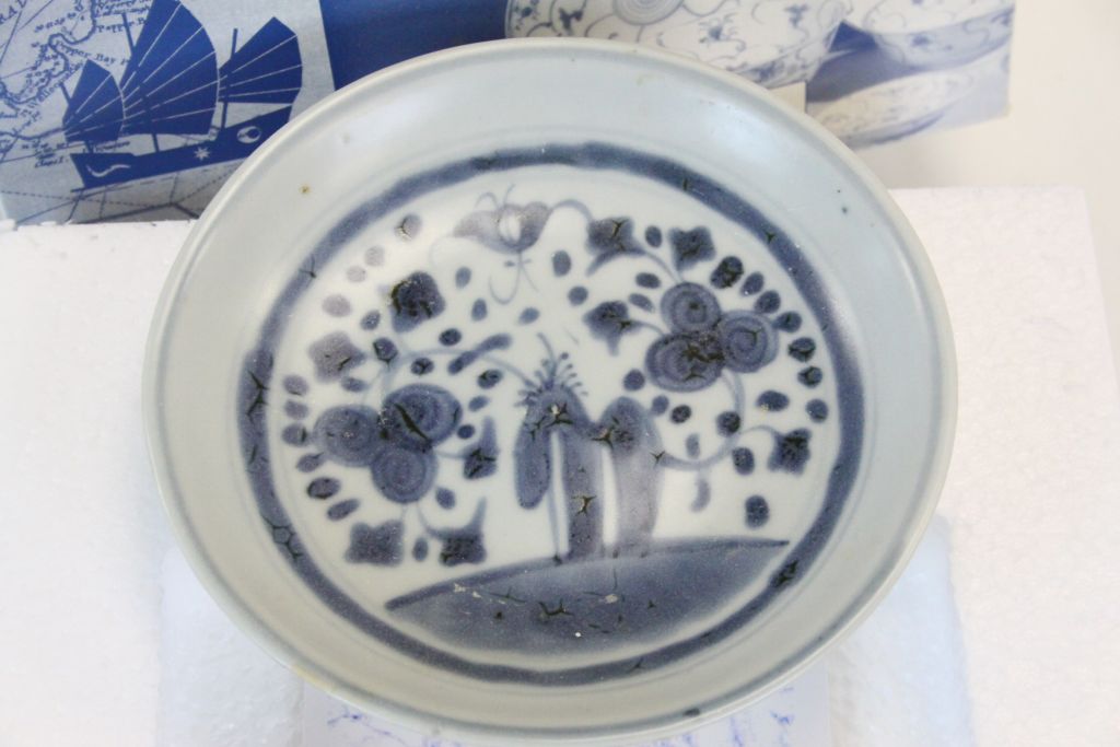 Boxed Tek Sing blue & white ceramic dish circa 1822, approx 15cm diameter with COA - Image 3 of 5