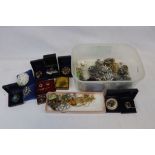 Collection of mainly vintage Costume jewellery, boxed & loose to include numerous Brooches