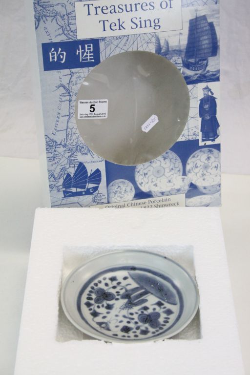 Boxed Tek Sing blue & white ceramic dish circa 1822, approx 15cm diameter with COA