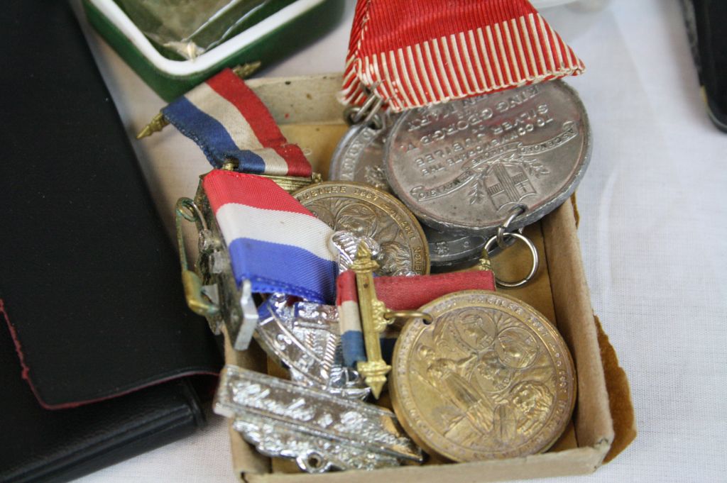 Small group of mixed vintage Badges & other collectables to include; Ancient Order of Forresters - Image 2 of 5