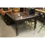 Victorian Mahogany Wind-out Extending Dining Table with one additional leaf raised on turned bulbous