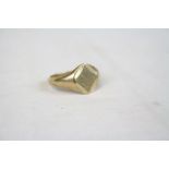 Gents 9ct yellow gold signet ring, the circular head with faceted textured square panel, tapered
