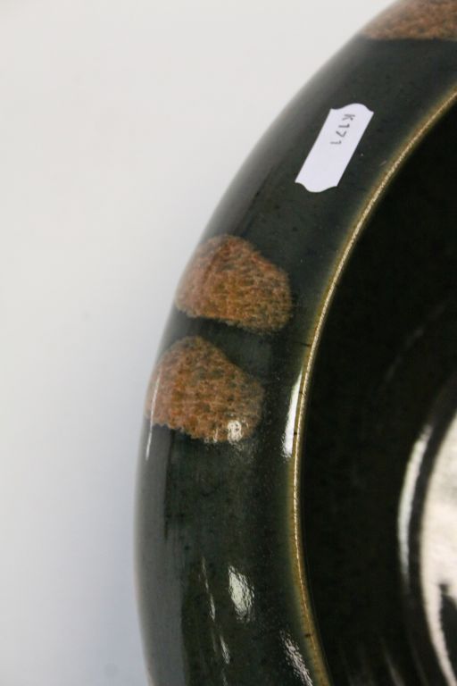 A studio bowl in the style of Poole Pottery, green ground with brown fleck decoration, unmarked - Image 4 of 4