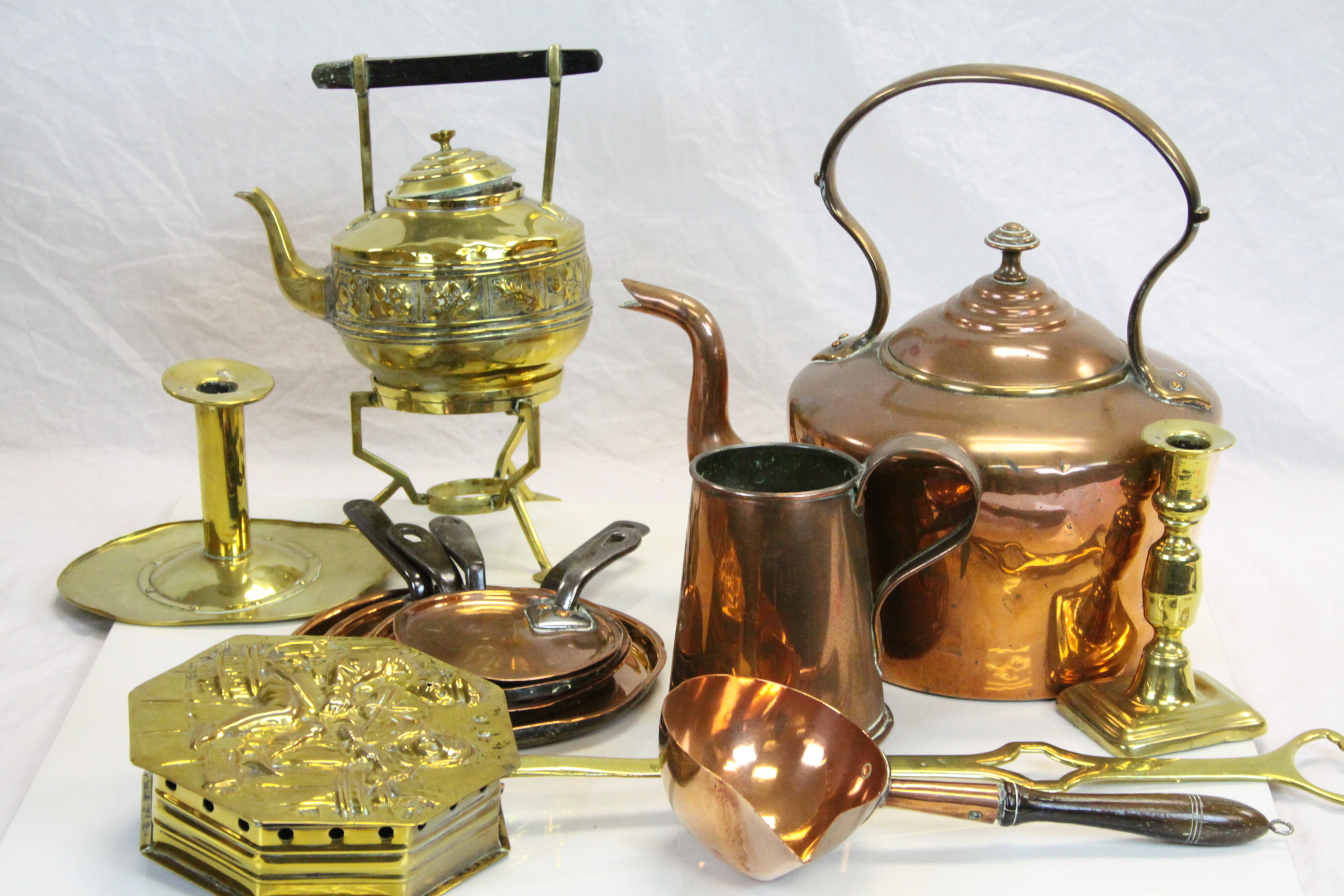 Box of mixed vintage Metalware to include Copper Kettle, saucepan Lids, Measuring Jug, Brass