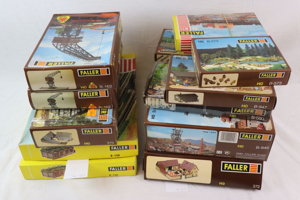 Collection of 20 boxed and unmade Faller HO scale trackside buildings and kits to include 372,