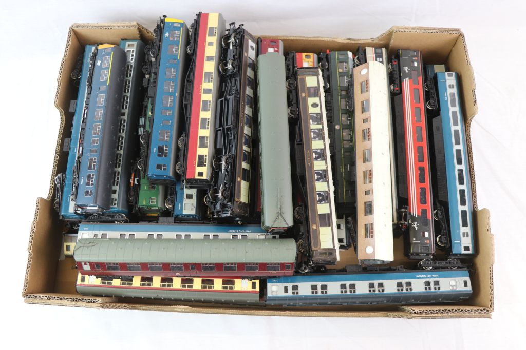 35 OO gauge items of rolling stock, all coaches and cars, to include Hornby, Mainline etc - Image 3 of 6