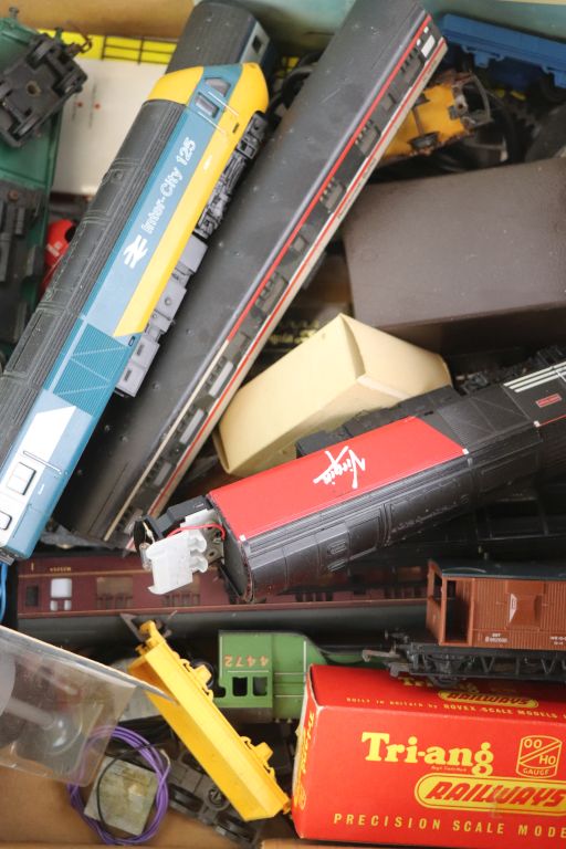 Collection of OO gauge model railway locomotives, rolling stock, shells etc in various condition - Image 6 of 6