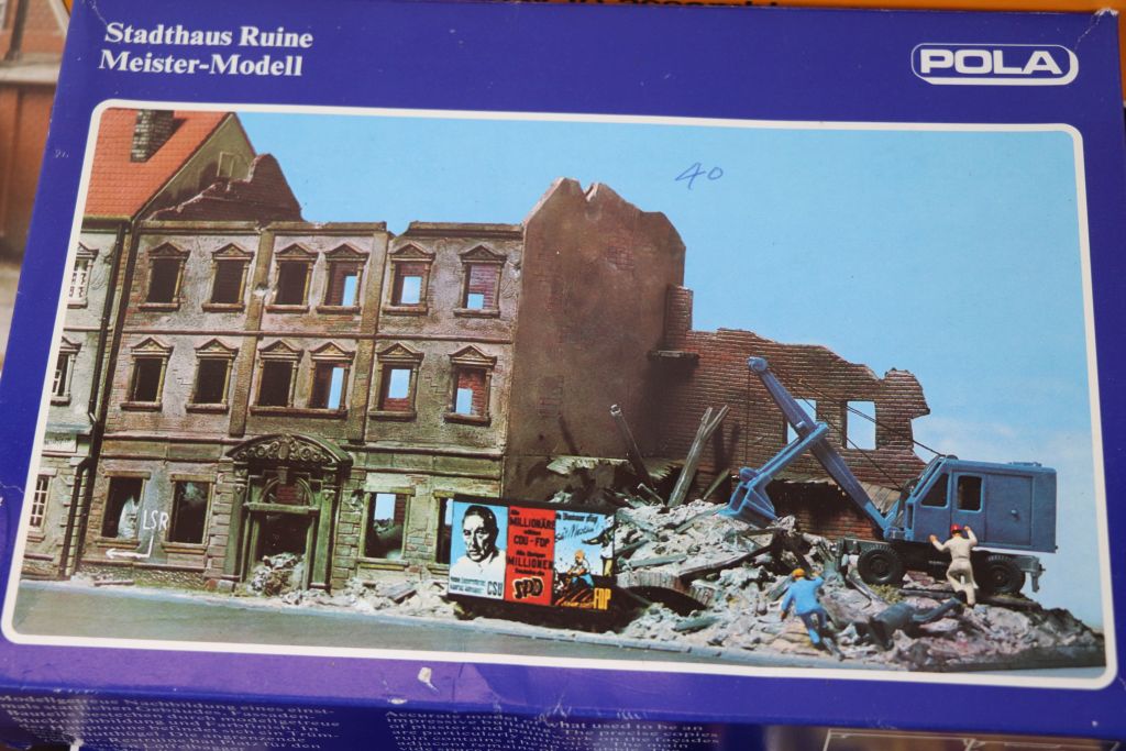 Collection of 16 boxed and unmade Pola model kits and buildings to include 401, 617, 671, 567, - Image 8 of 14