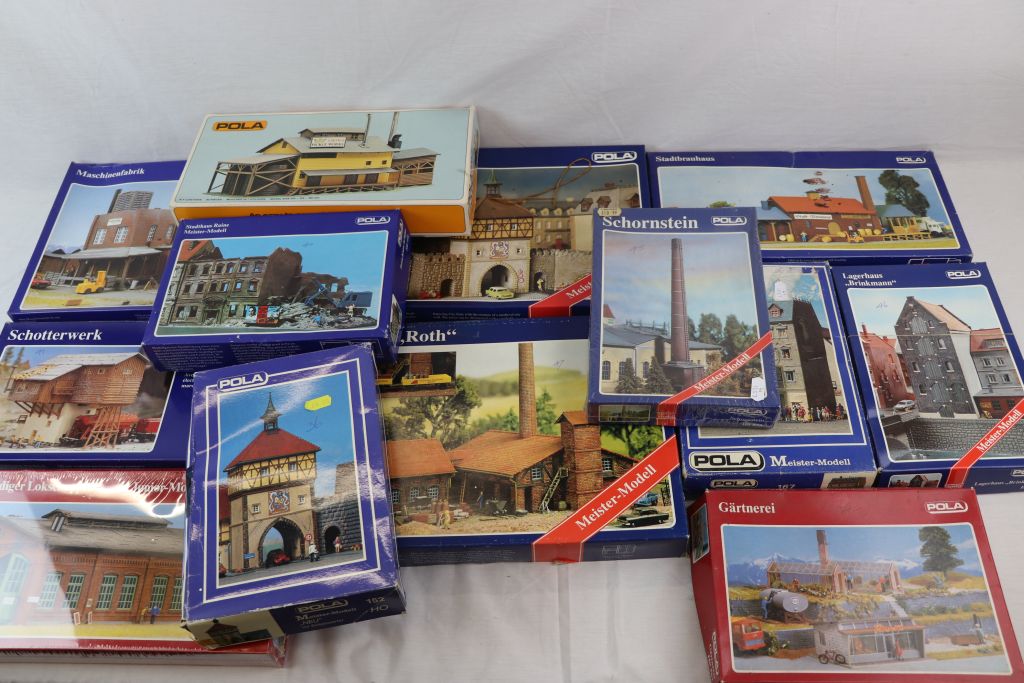 Collection of 16 boxed and unmade Pola model kits and buildings to include 401, 617, 671, 567,