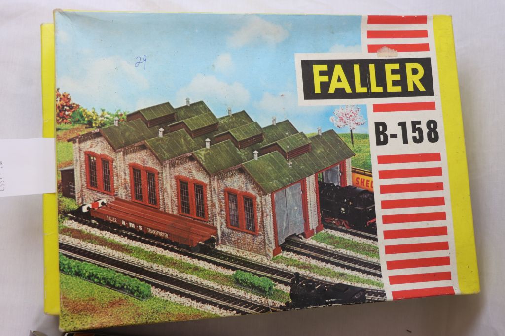 Collection of 20 boxed and unmade Faller HO scale trackside buildings and kits to include 372, - Image 4 of 10