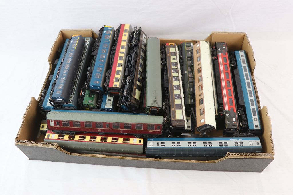 35 OO gauge items of rolling stock, all coaches and cars, to include Hornby, Mainline etc - Image 2 of 6