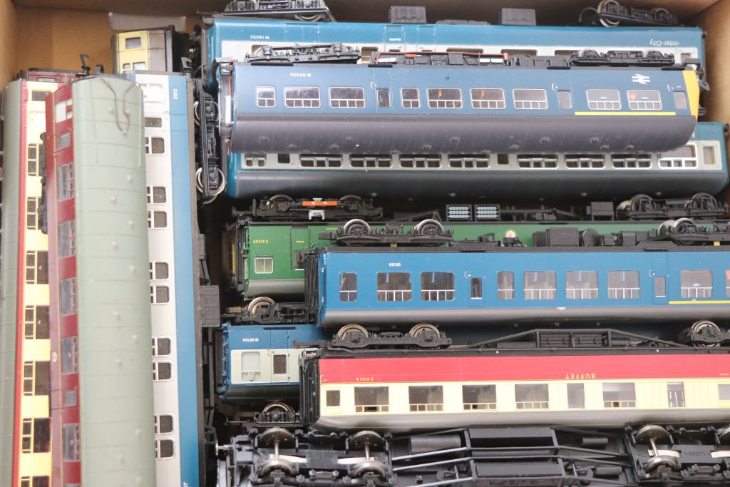 35 OO gauge items of rolling stock, all coaches and cars, to include Hornby, Mainline etc - Image 4 of 6