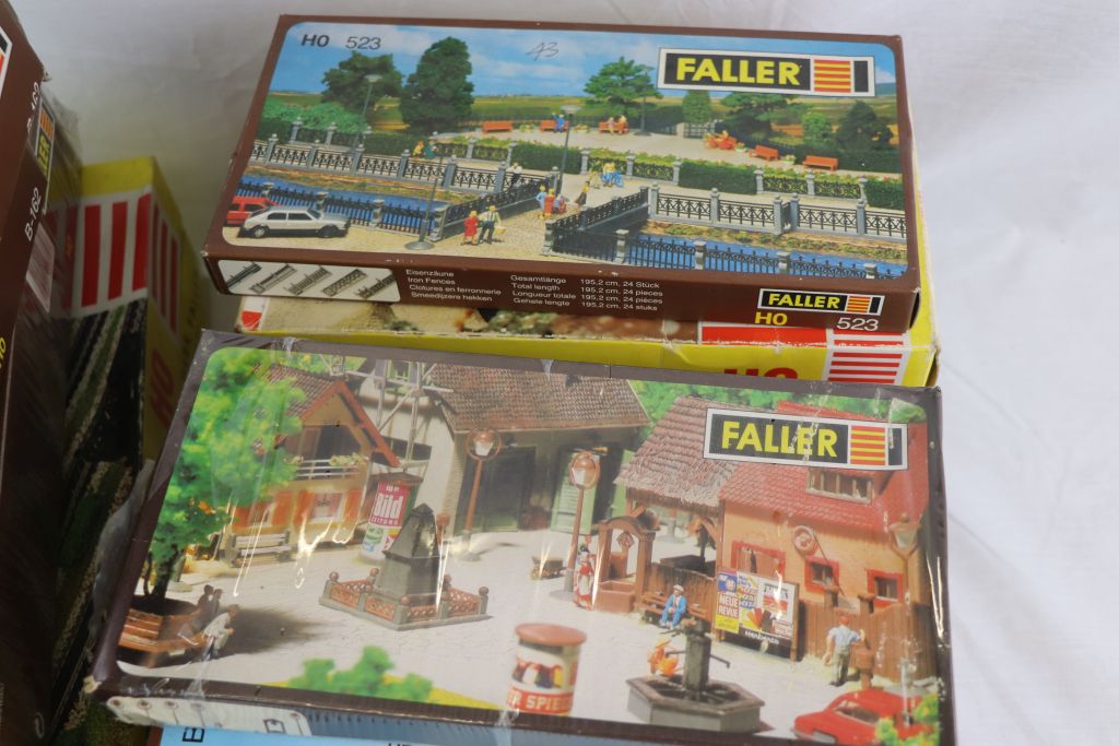 Collection of 20 boxed and unmade Faller HO scale trackside buildings and kits to include 372, - Image 8 of 10