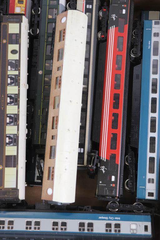 35 OO gauge items of rolling stock, all coaches and cars, to include Hornby, Mainline etc - Image 6 of 6