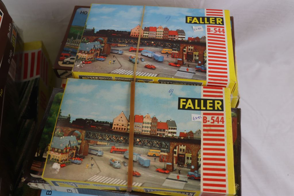 Collection of 20 boxed and unmade Faller HO scale trackside buildings and kits to include 372, - Image 7 of 10