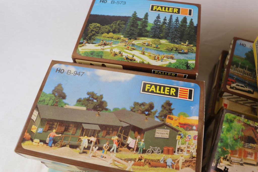 Collection of 20 boxed and unmade Faller HO scale trackside buildings and kits to include 372, - Image 6 of 10